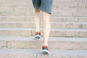 내리막길 경사도 감속 충격 완충 하향 주행 Downhill Running과 대퇴사두근 편심성 강성 수축 보정 제어 반드시 알아야 할 실전 핵심