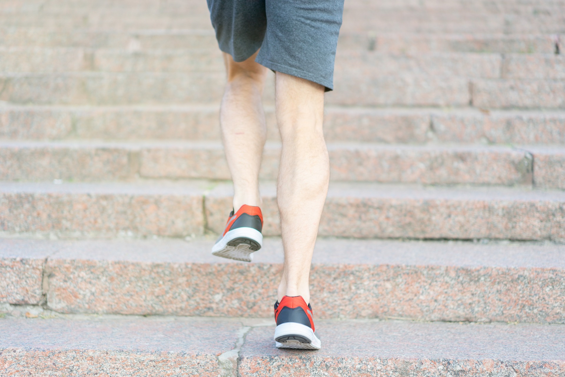 내리막길 경사도 감속 충격 완충 하향 주행 Downhill Running과 대퇴사두근 편심성 강성 수축 보정 제어 반드시 알아야 할 실전 핵심