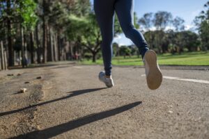 러닝 케이던스 최적화와 Foot-Core 탄성 에너지 회복 메커니즘을 통한 주행 경제성(Running Economy) 극대화 전략