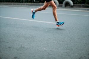 러닝 거위발건염 변성과 경골 내측 건막 활액낭 마찰 제어를 위한 Foot-Core 회내 통제 기전 분석