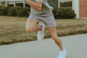 러닝 지속주 빌드업 설계를 통한 시계열 심폐 산소 부채(EPOC) 통제 및 후반 글리코겐 보존 역학